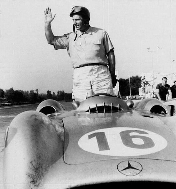 Großer Preis von Italien in Monza, 5. September 1954. Juan Manuel Fangio mit Mercedes-Benz Formel-Rennwagen W 196 R mit Stromlinienkarosserie.